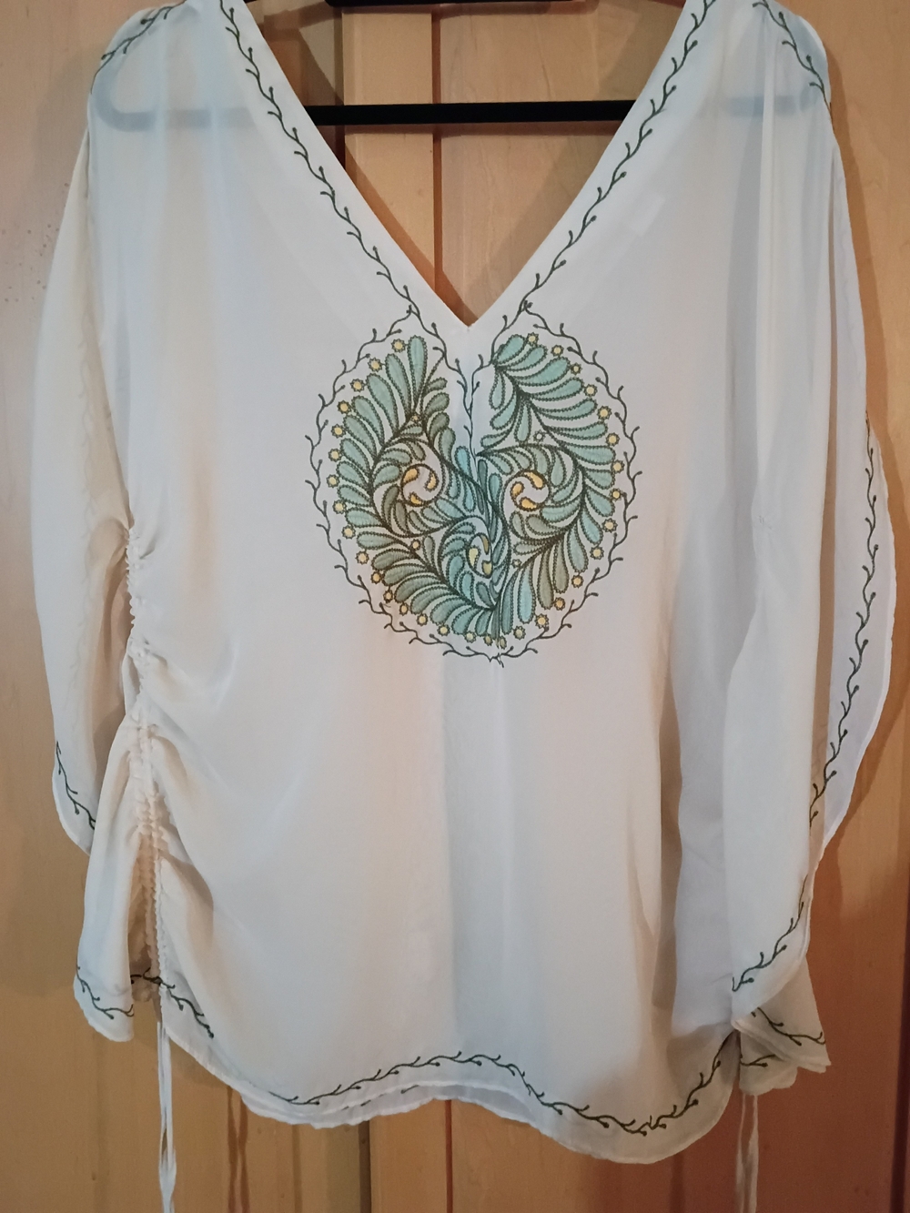 ARDEN B Women’s White Embroidered V-Neck Top EUC